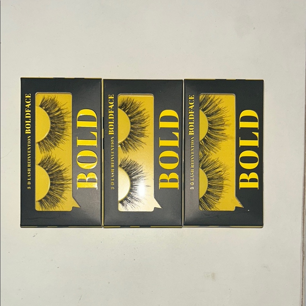 Bold Black Dramatic Lashes Voluminous Effect